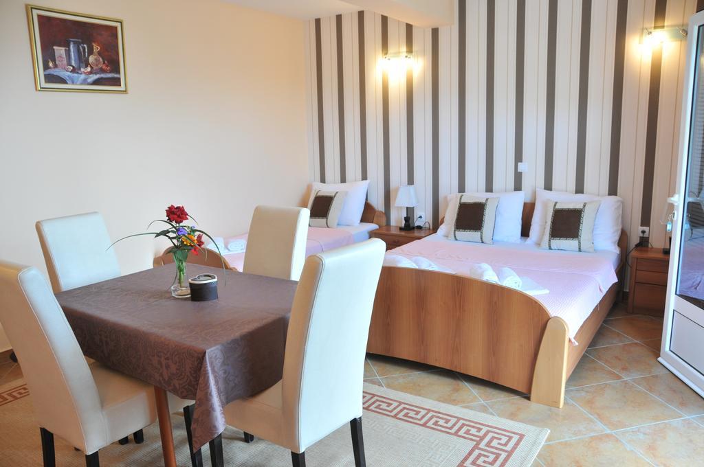 Nikic Apartments 울친 객실 사진